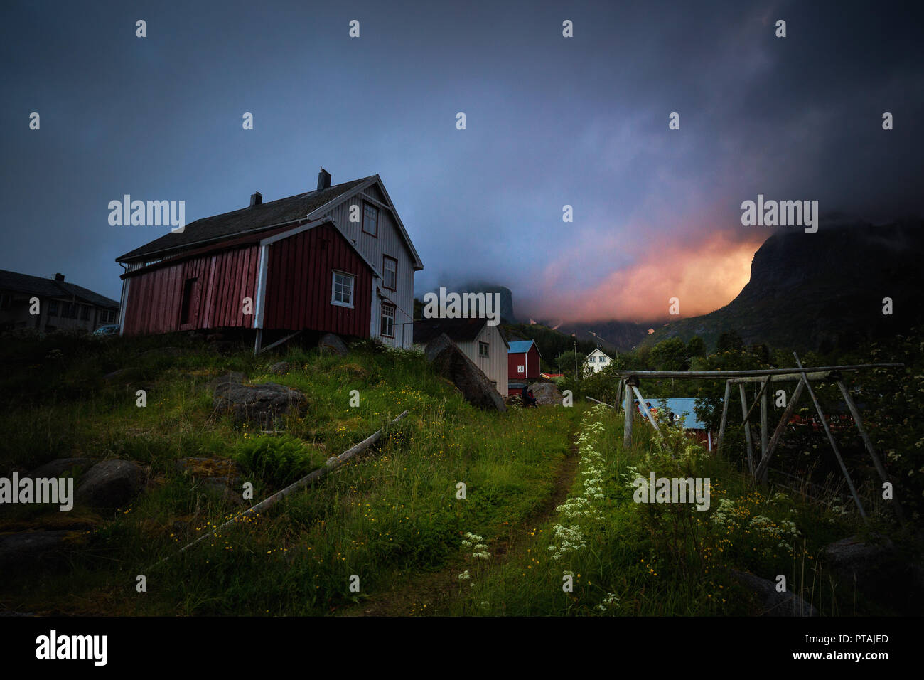 Kleines Fischerdorf Nusfjord Lofoten Inseln, Norwegen Stockfoto