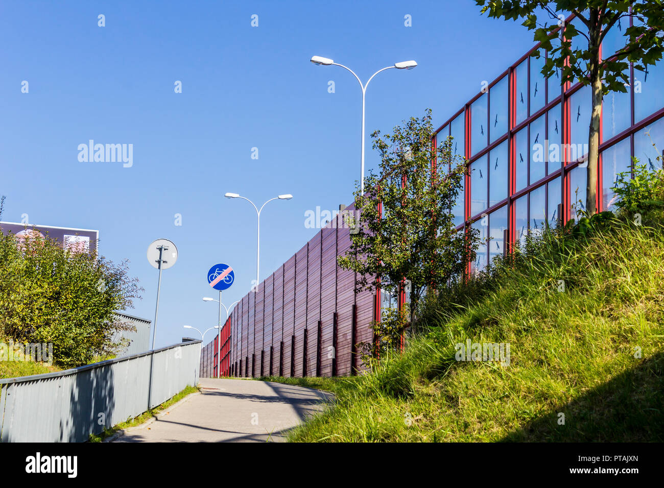 Schallabsorbierende Bilder entlang der Autobahn und Radwege. Metallrahmen mit Glas ausgefüllt. Abbildung schwarze Vögel auf dem Glas. Moderne Technik in Polen. Stockfoto