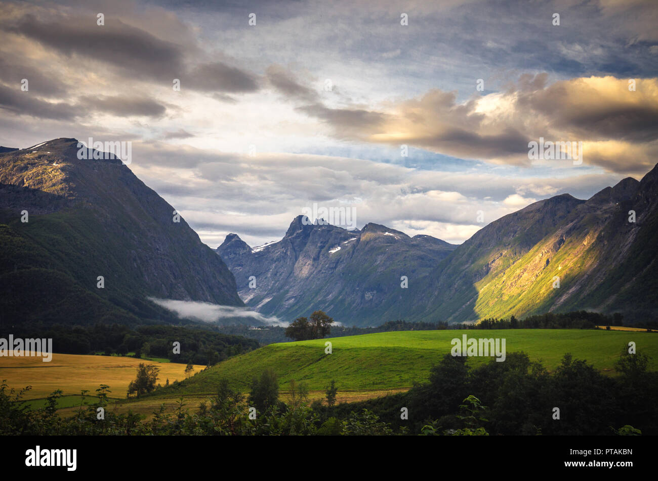 Morgen Licht in Romsdalen Tal von Mjelva Camping, Norwegen gesehen. Stockfoto