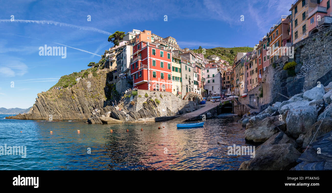 Schöne weitwinkelansicht von Riomaggiore im Morgenlicht, Cinque Terre, Ligurien, Italien Stockfoto