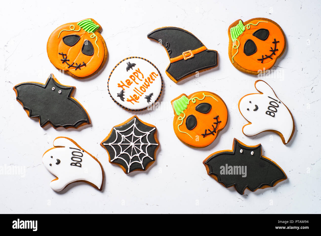 Halloween Essen bakground - Gingerbread Cookies auf weißer Tisch. Stockfoto