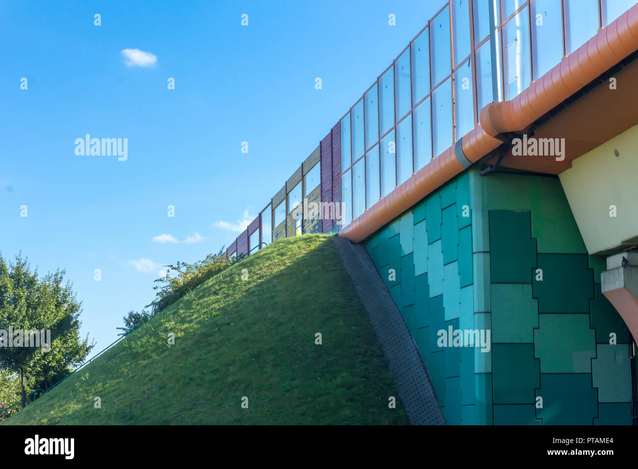 Schallabsorbierende Bildschirme auf der Autobahn und Überführung, farbigem Beton Säulen und die befestigte irdenen Hang Der rampart. Moderne Technik, Polen. Stockfoto