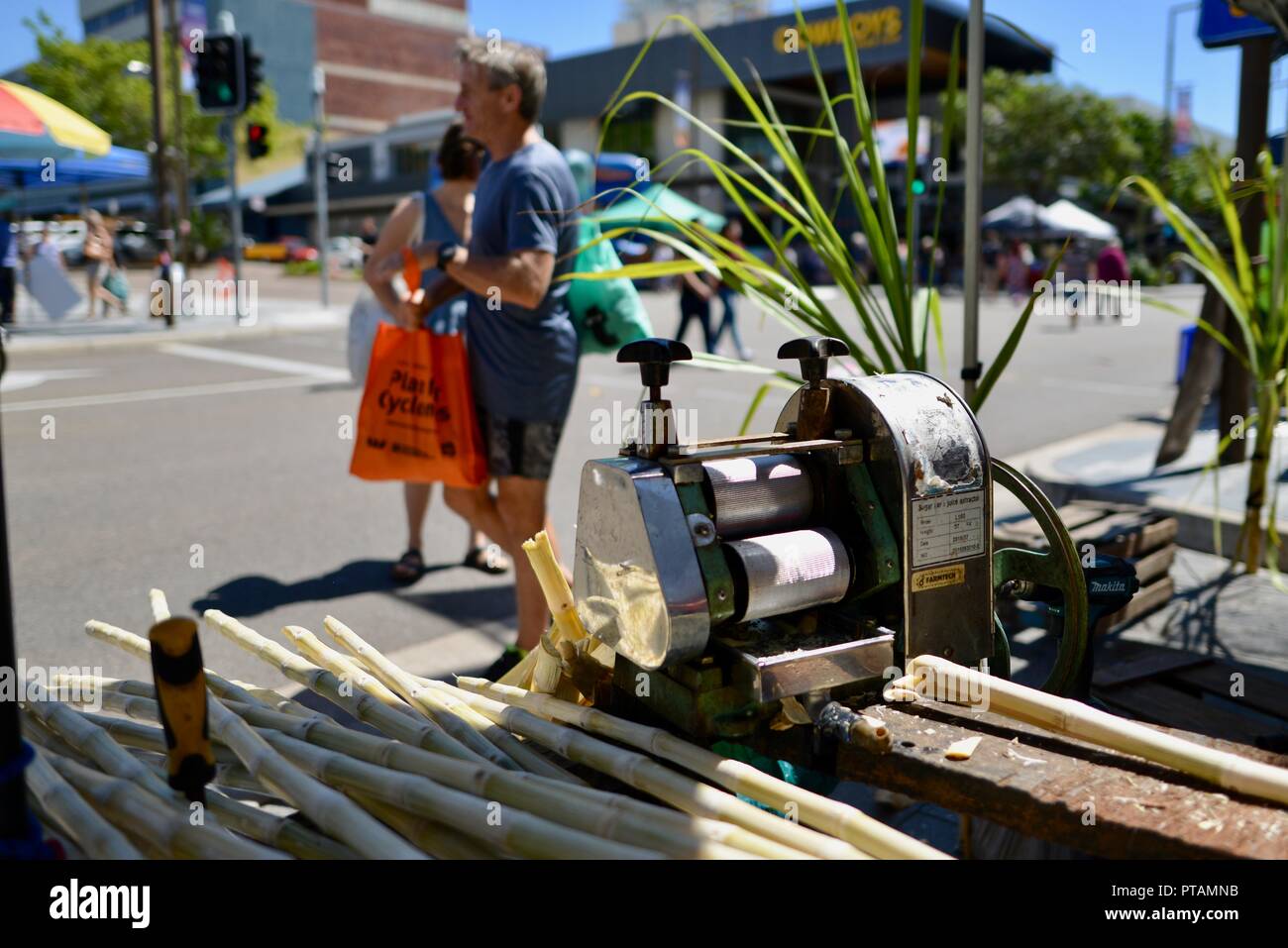 Artisan Stil Zuckerrohr Druckprüfung Splinte Markt an der Flinders Street, Central Business District der Stadt Townsville, QLD, Australien Stockfoto