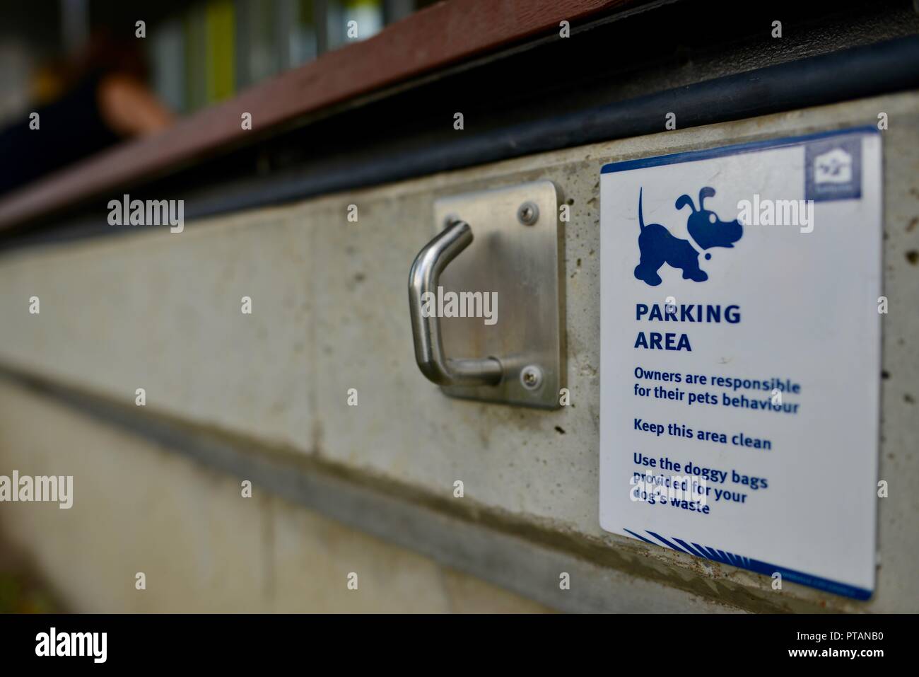 Hund Parkplatz mit Zeichen, die Splinte Markt an der Flinders Street, Central Business District der Stadt Townsville, QLD, Australien Stockfoto