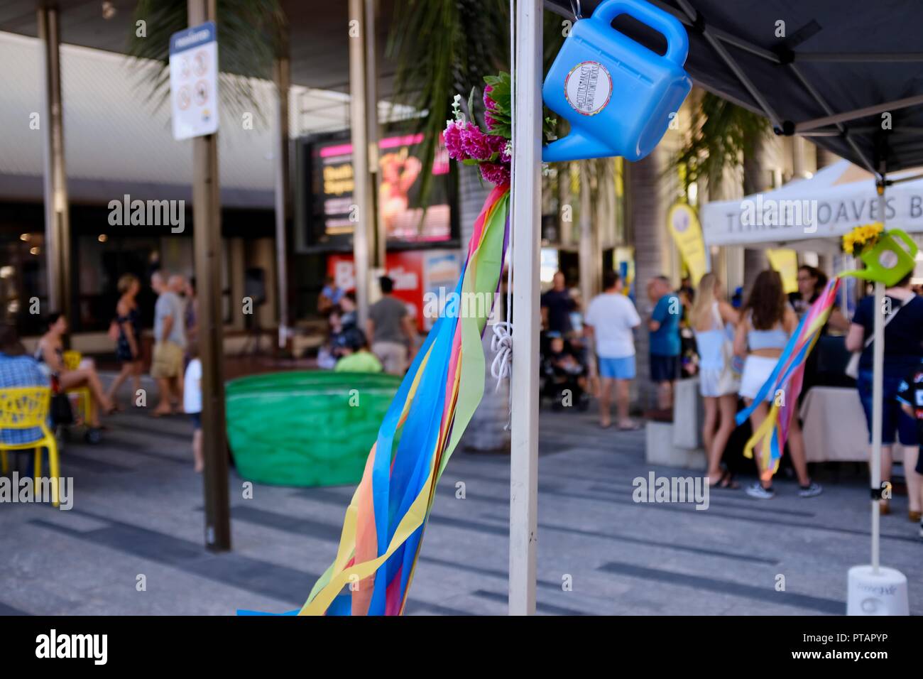 Eine blaue Gießkanne, die Splinte Markt an der Flinders Street, Central Business District der Stadt Townsville, QLD, Australien Stockfoto