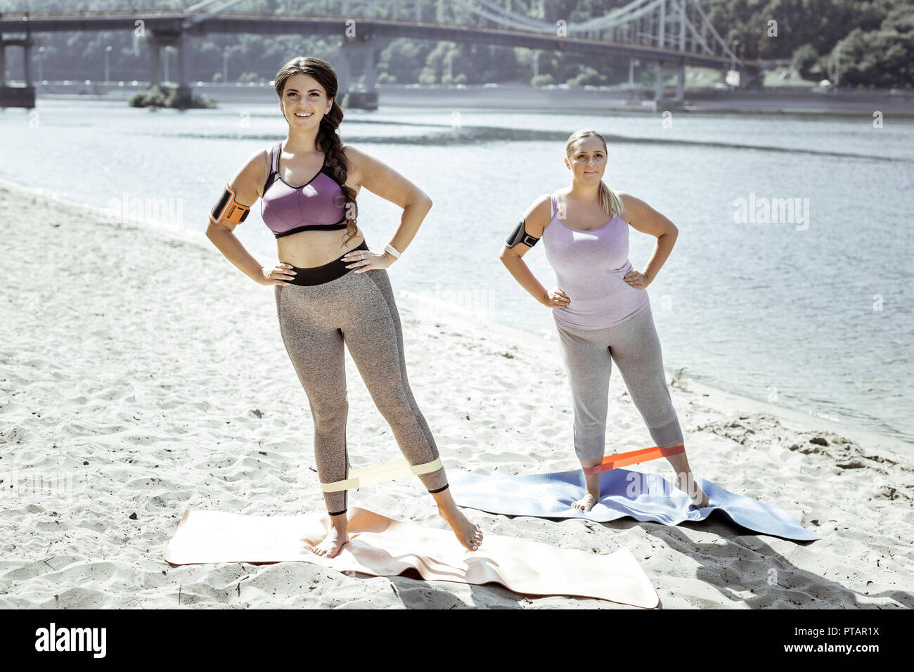 Happy positive Frauen mit Gummizug an den Beinen Stockfoto