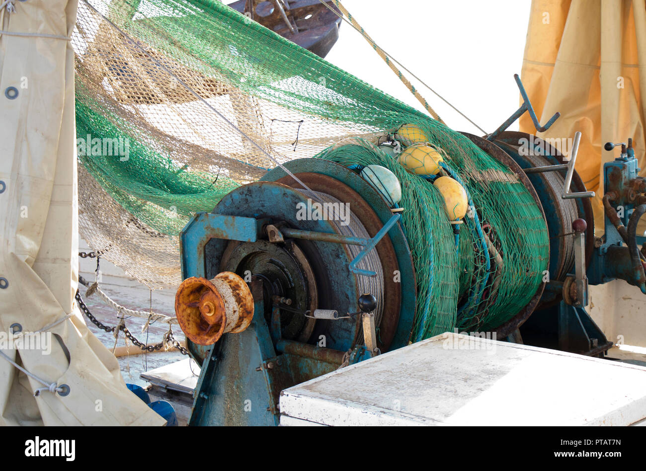 Ankerwinde warp Winde auf einem Trawler Fischerboot Stockfoto