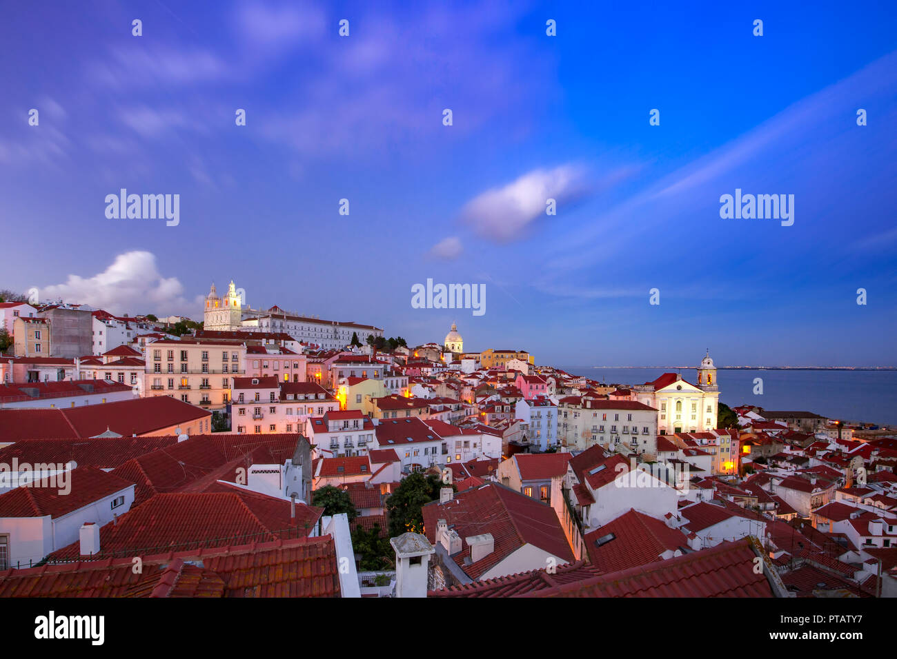 Alfama in der Nacht, Lissabon, Portugal Stockfoto