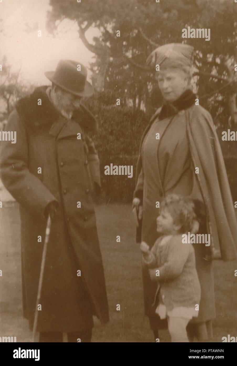 "Ihre Majestäten, der König und Königin mit Prinzessin Elizabeth an Craigweil Haus, Bognor', c 1930. Schöpfer: Unbekannt. Stockfoto