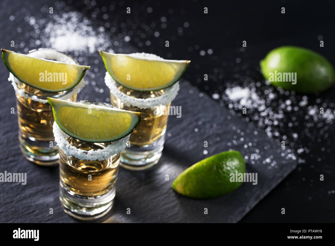 Golden tequila auf schwarzem Hintergrund. Alkoholfreien Cocktail. Mexikanische traditionelle Getränk Stockfoto