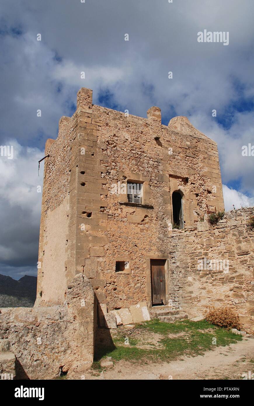 Der Turm der Kloster und Kirche auf dem Gipfel des Puig de Maria in Pollença auf der spanischen Insel Mallorca. Stockfoto