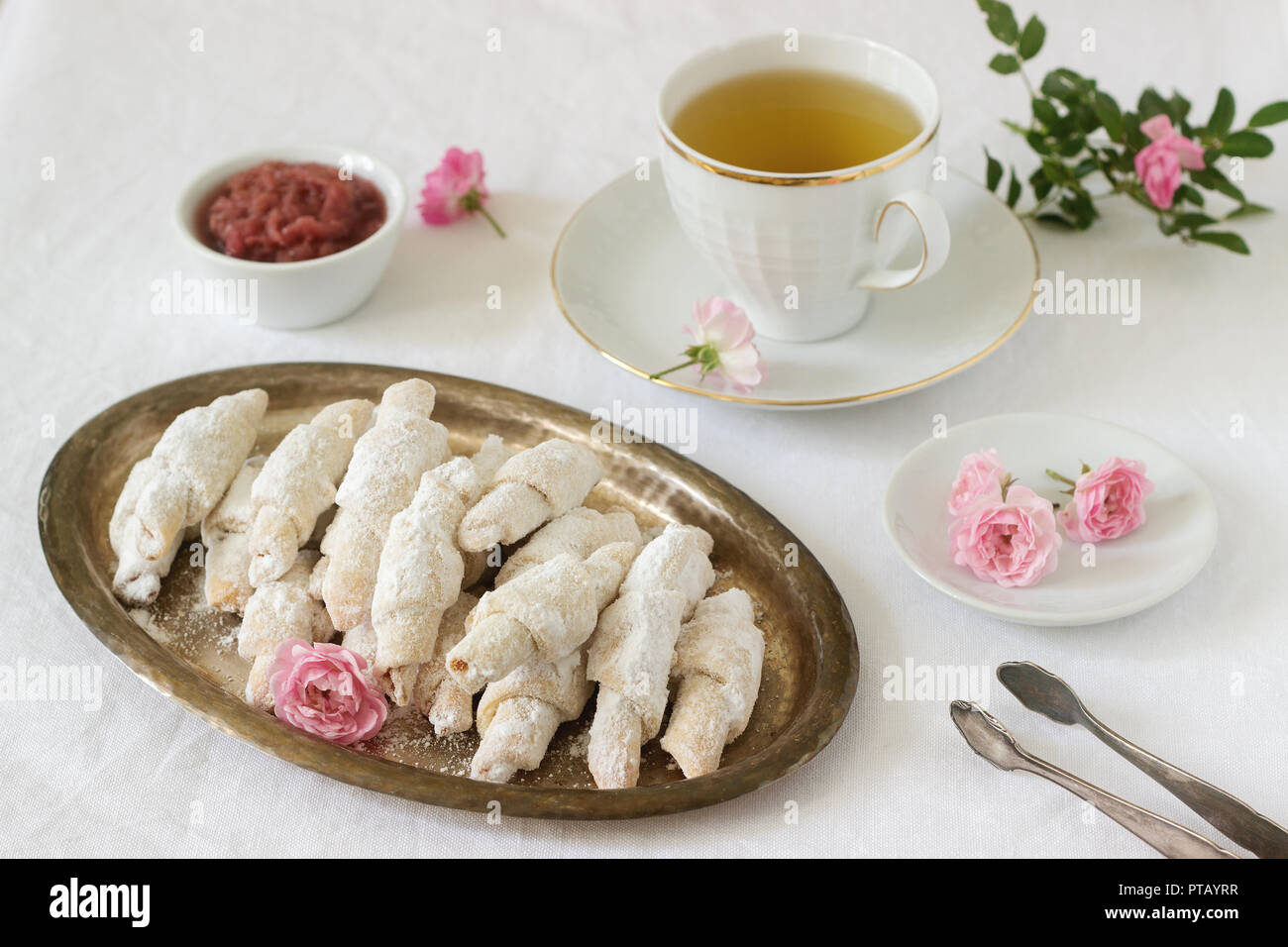 Traditionelle rumänische oder Moldawischen shortcake Kekse mit Marmelade Füllung und einer Tasse Tee auf dem hellen Hintergrund. Stockfoto
