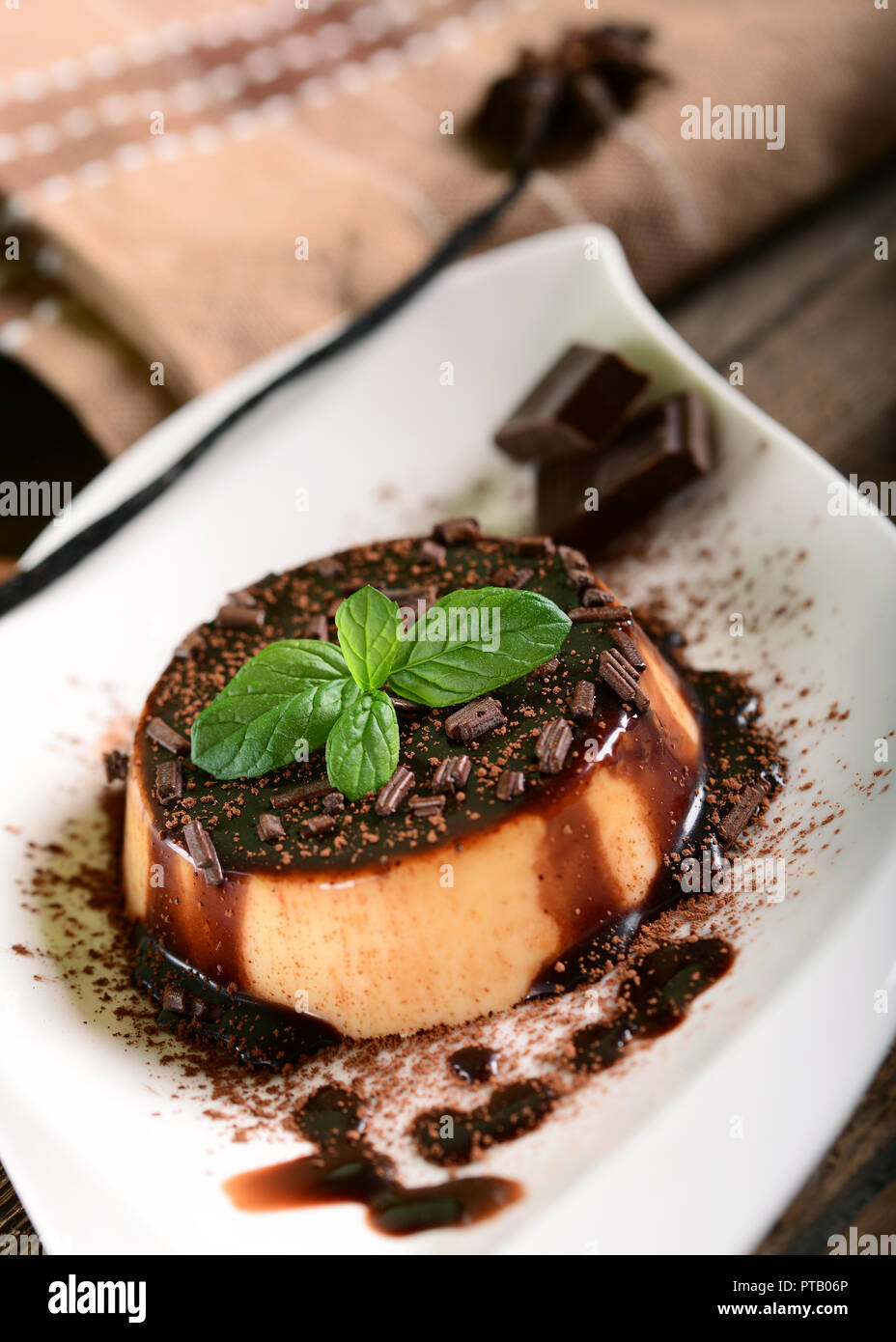 Panna cotta mit Schokolade und schokolade suace Flocken Stockfoto