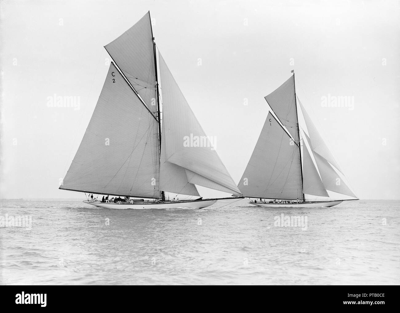 Der 19-Meter" Wendula' & 'Mariquita' Segel schließen - geschleppt, 1913. Schöpfer: Kirk & Söhne von Cowes. Stockfoto