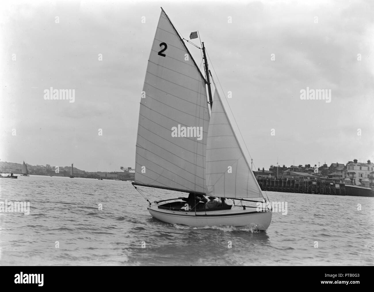 Die hamble River Klasse "OT" (Nr. 2) Segeln in der Nähe geschleppt, 1921. Schöpfer: Kirk & Söhne von Cowes. Stockfoto