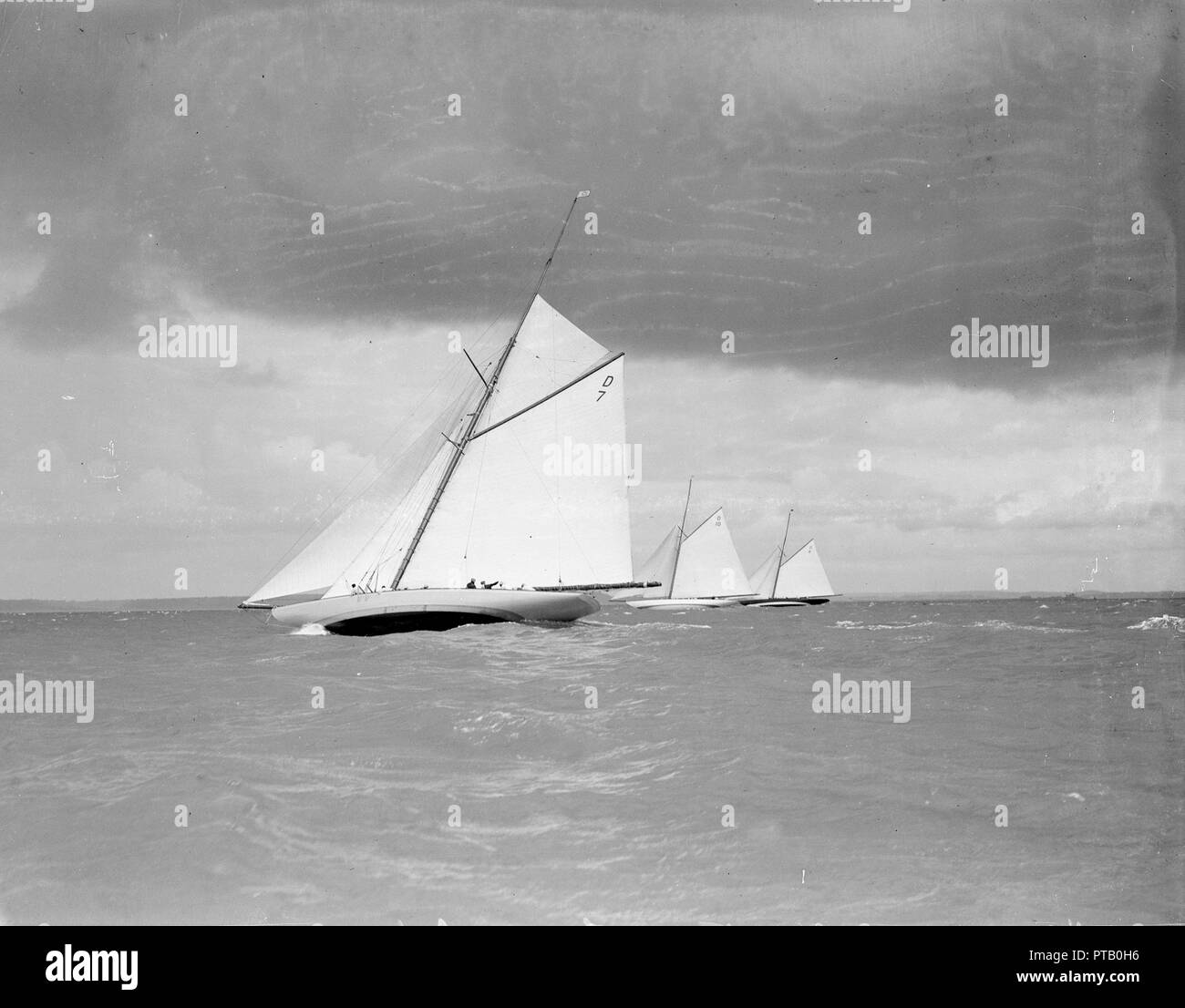 "Istrien", "Die Dame Anne', und 'Vanity' racing Luv, 1912. Schöpfer: Kirk & Söhne von Cowes. Stockfoto