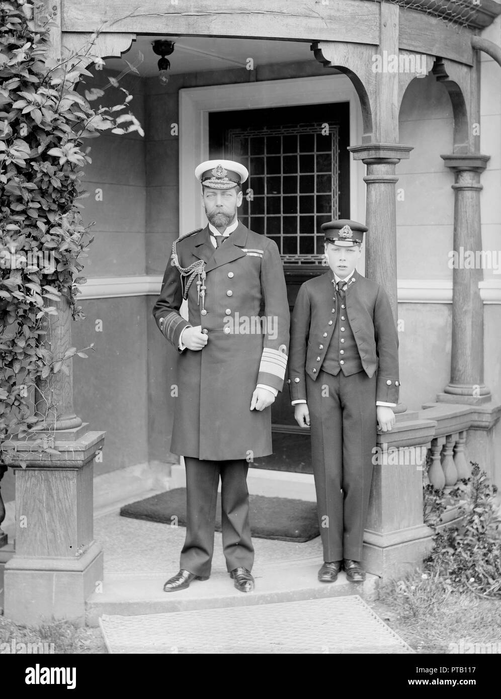 Der Prinz von Wales und Prinz Edward auf das Royal Naval College, Osborne, Isle of Wight, 1908. Schöpfer: Kirk & Söhne von Cowes. Stockfoto