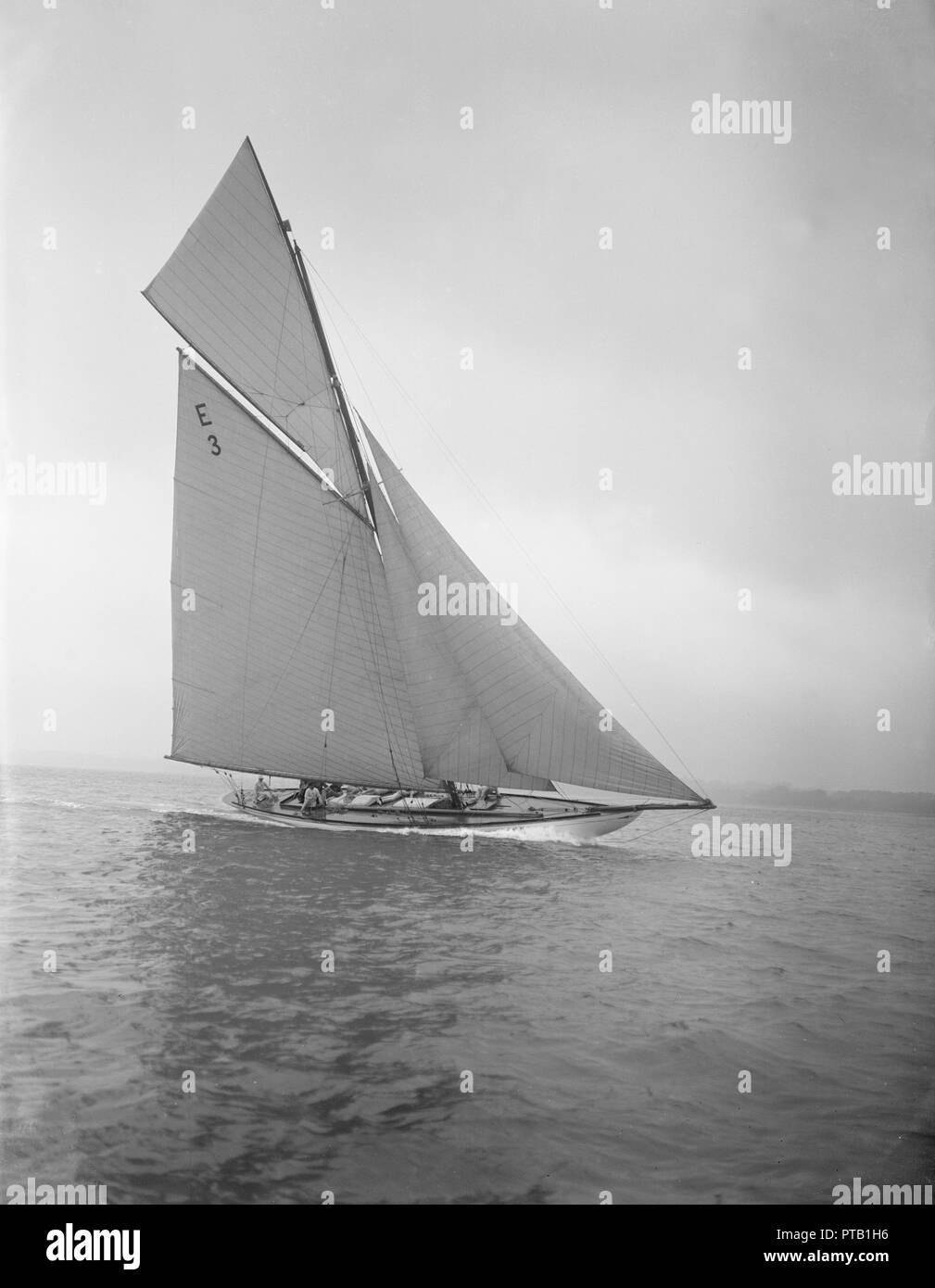 Der 12-Meter" Ierne" Segeln in der Nähe geschleppt, 1911. Schöpfer: Kirk & Söhne von Cowes. Stockfoto