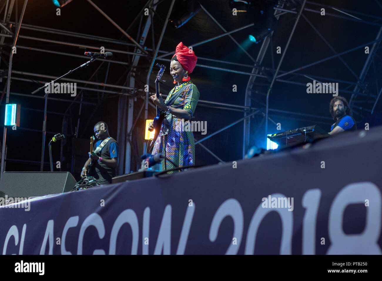 Malische Sänger und Gitarrist, Fatoumata Diawara, George Square, Glasgow, Schottland, am 12. August 2018, beim Festival 2018 Stockfoto