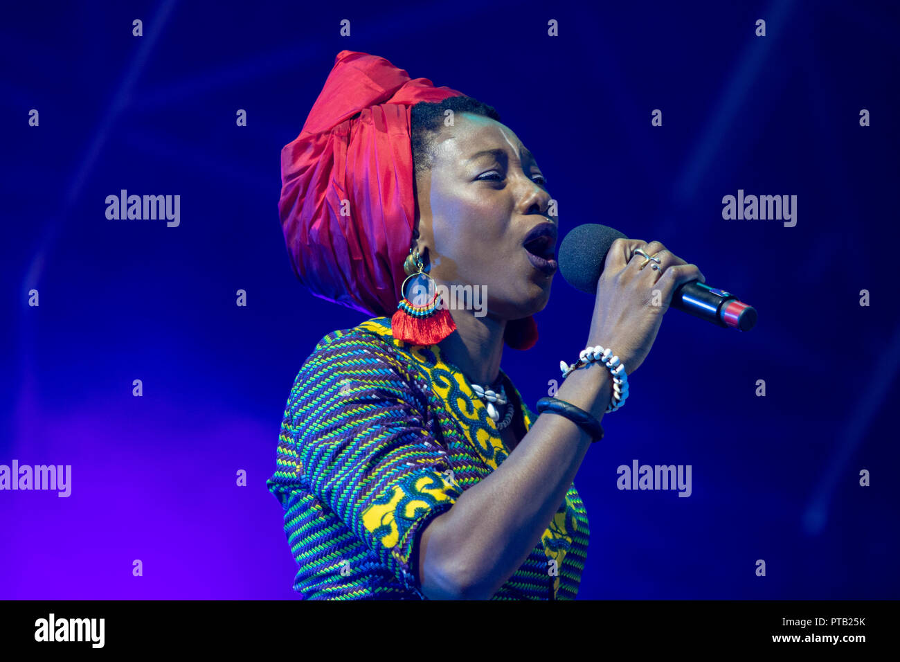 Malische Sänger und Gitarrist, Fatoumata Diawara, George Square, Glasgow, Schottland, am 12. August 2018, beim Festival 2018 Stockfoto