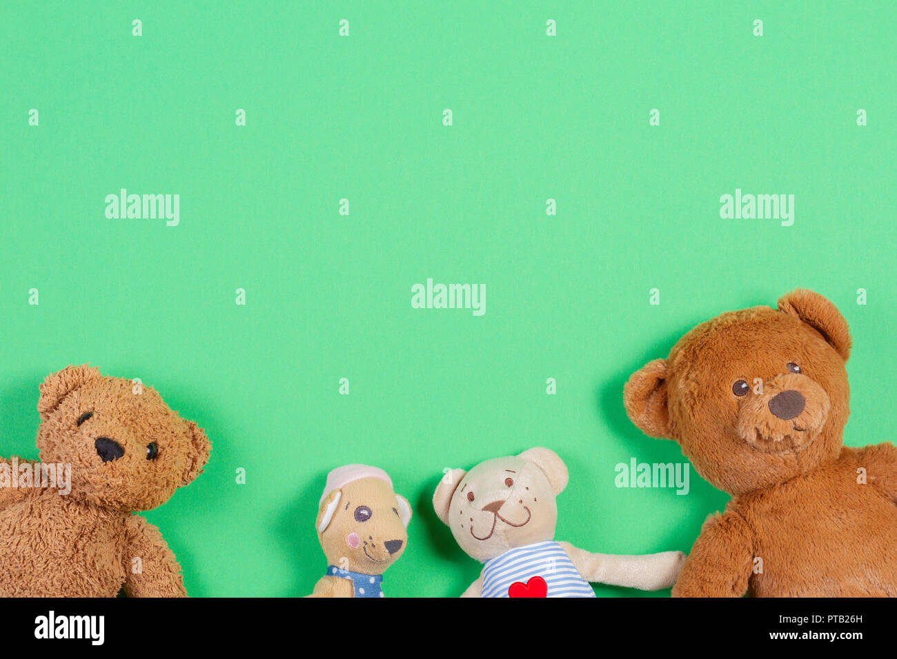 Ansicht von oben mit der weichen baby Spielzeug auf grünem Hintergrund Stockfoto