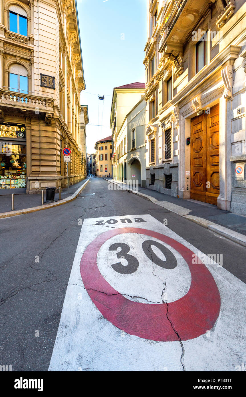 Geschwindigkeitsbeschränkungen auf den Straßen von Mailand im Winter Stockfoto