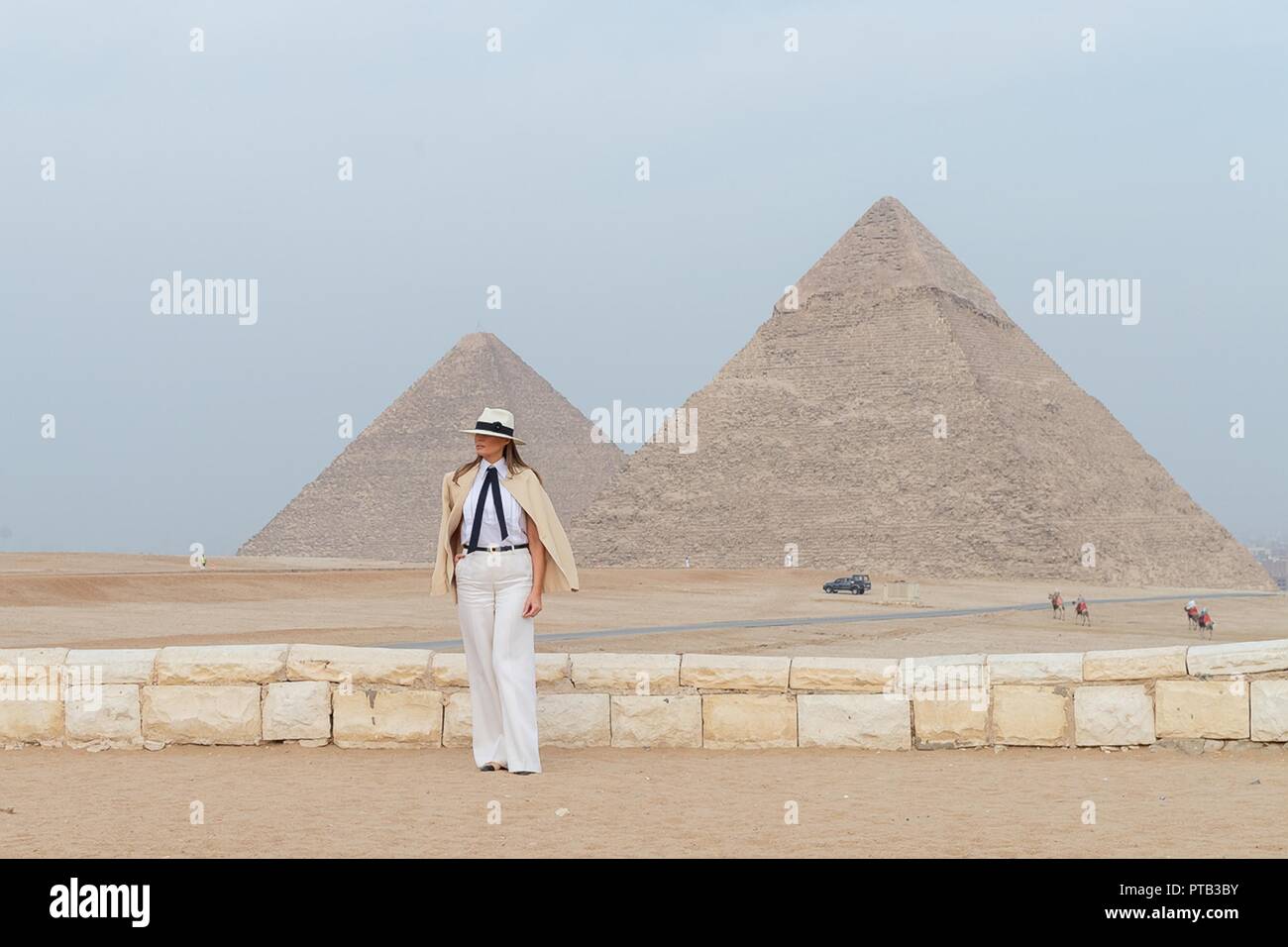 Us-First Lady Melania Trump steht vor der Pyramiden von Gizeh Oktober 6, 2018 außerhalb von Kairo, Ägypten. Die First Lady ist auf der letzten Etappe ihrer ersten überseeischen solo Reise. Mode Kritiker nannten die ersten Damen Wahl der Ausstattung ähnlich wie Michael Jackson, Carmen Sandiego und Indiana Jones. Stockfoto