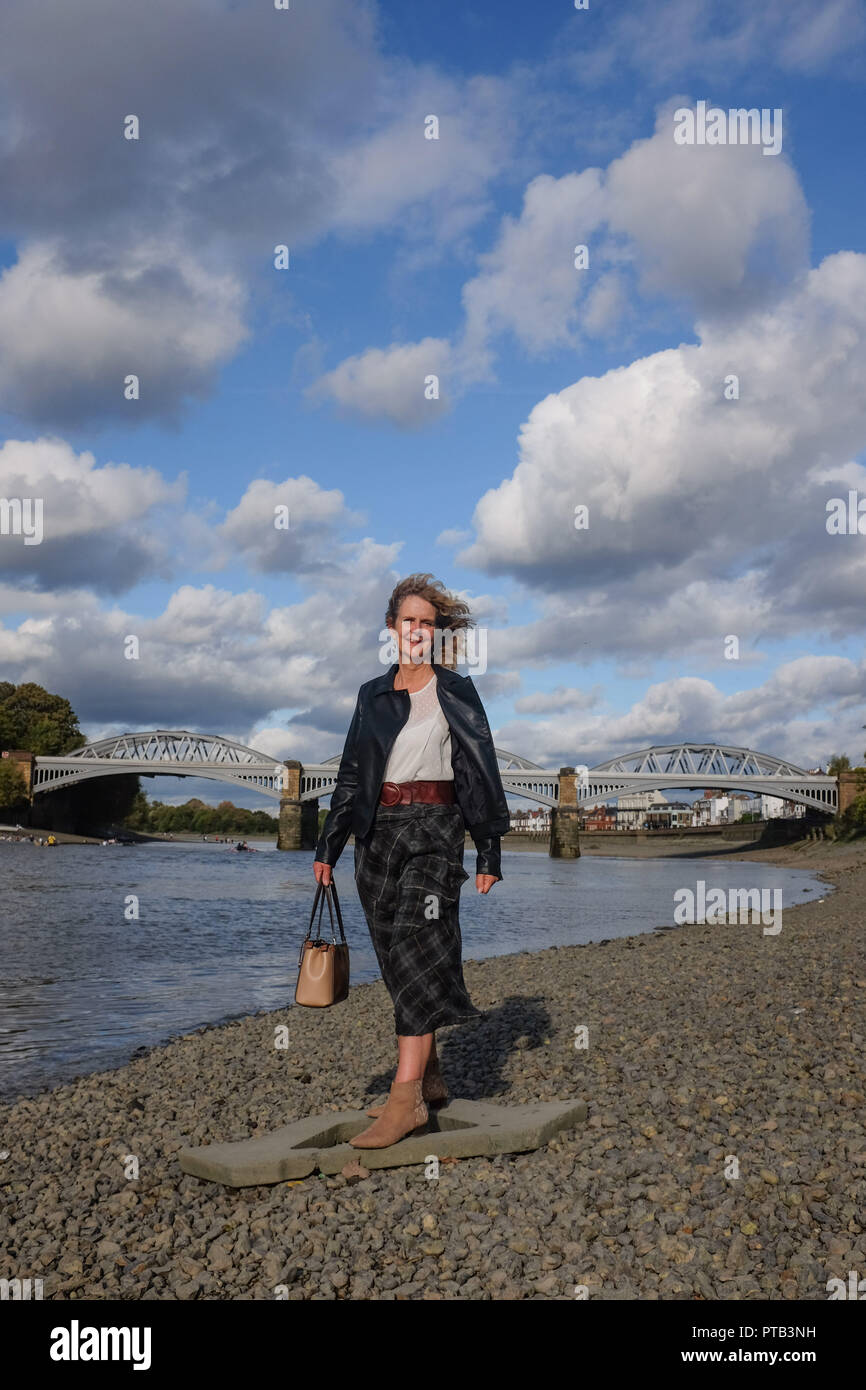 Reife Frau mittleren Alters im Herbst Mode Kleidung an der Themse bei Barnes Mortlake London UK Stockfoto