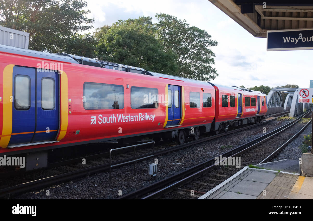 Der Zug der South Western Railways fährt durch den Bahnhof Barnes Bridge Mortlake London UK Stockfoto