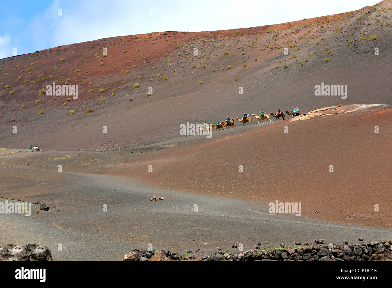 LANZAROTE, SPANIEN - 20. APRIL 2018: Die unglaubliche Wüstenlandschaft des Timanfaya Nationalpark mit roten und schwarzen Berg Sands mit blauem Himmel und whit Stockfoto