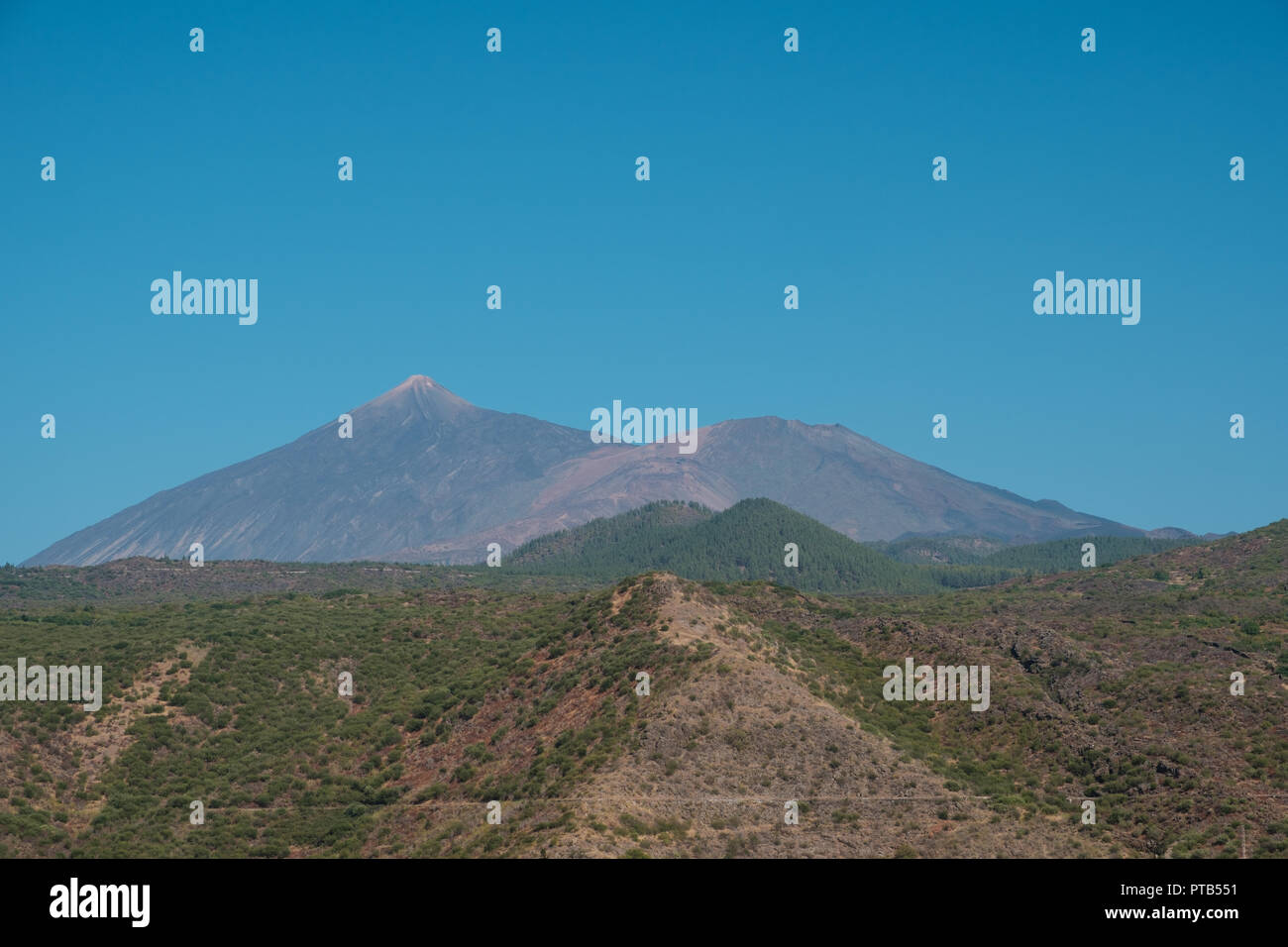Sommer Landschaft mit klaren, blauen Himmel und Berg (Pico del Teide) Hintergrund - Stockfoto
