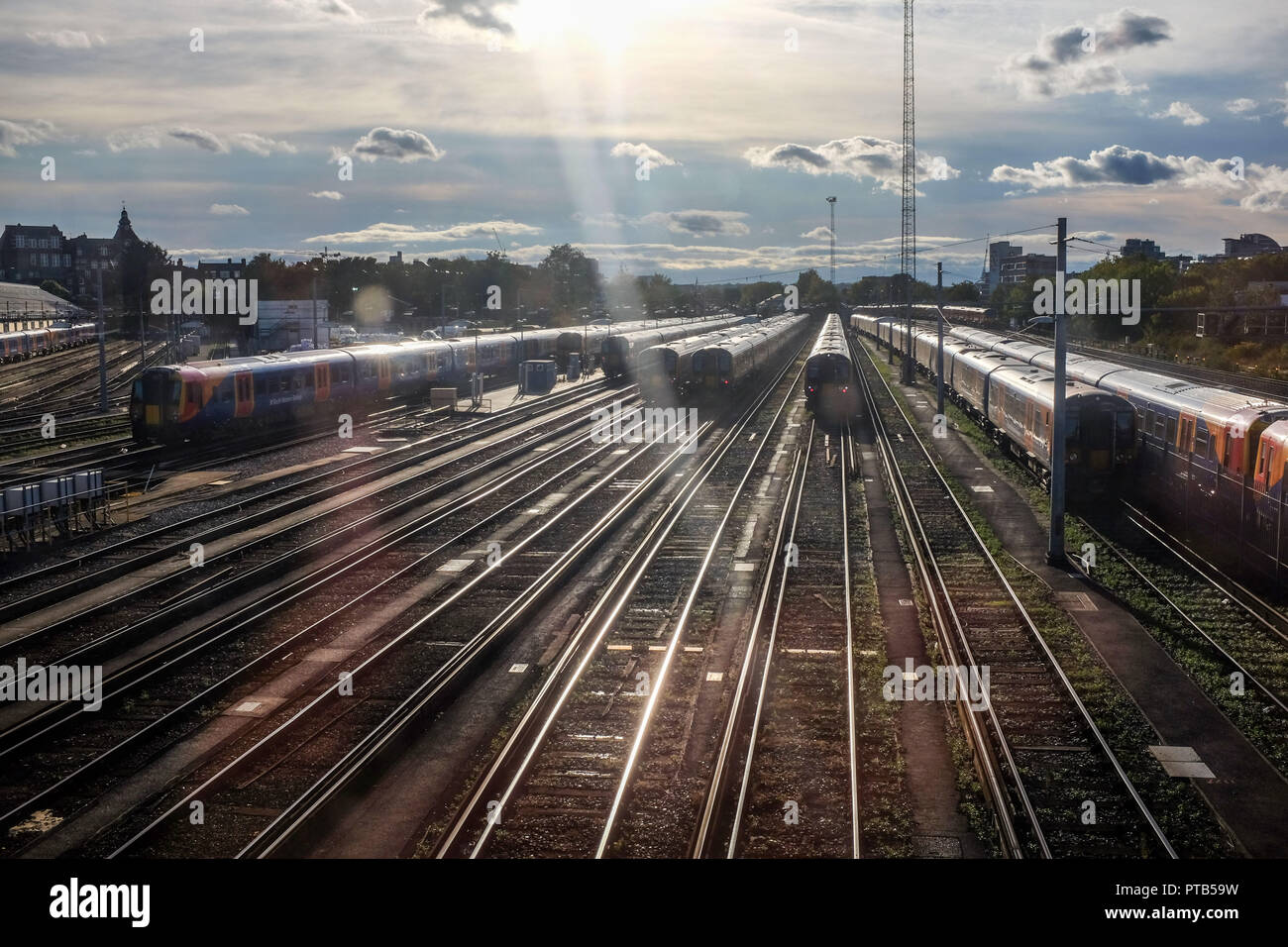 South Western Eisenbahn Züge am Bahnhof Clapham Junction in London, Großbritannien Stockfoto