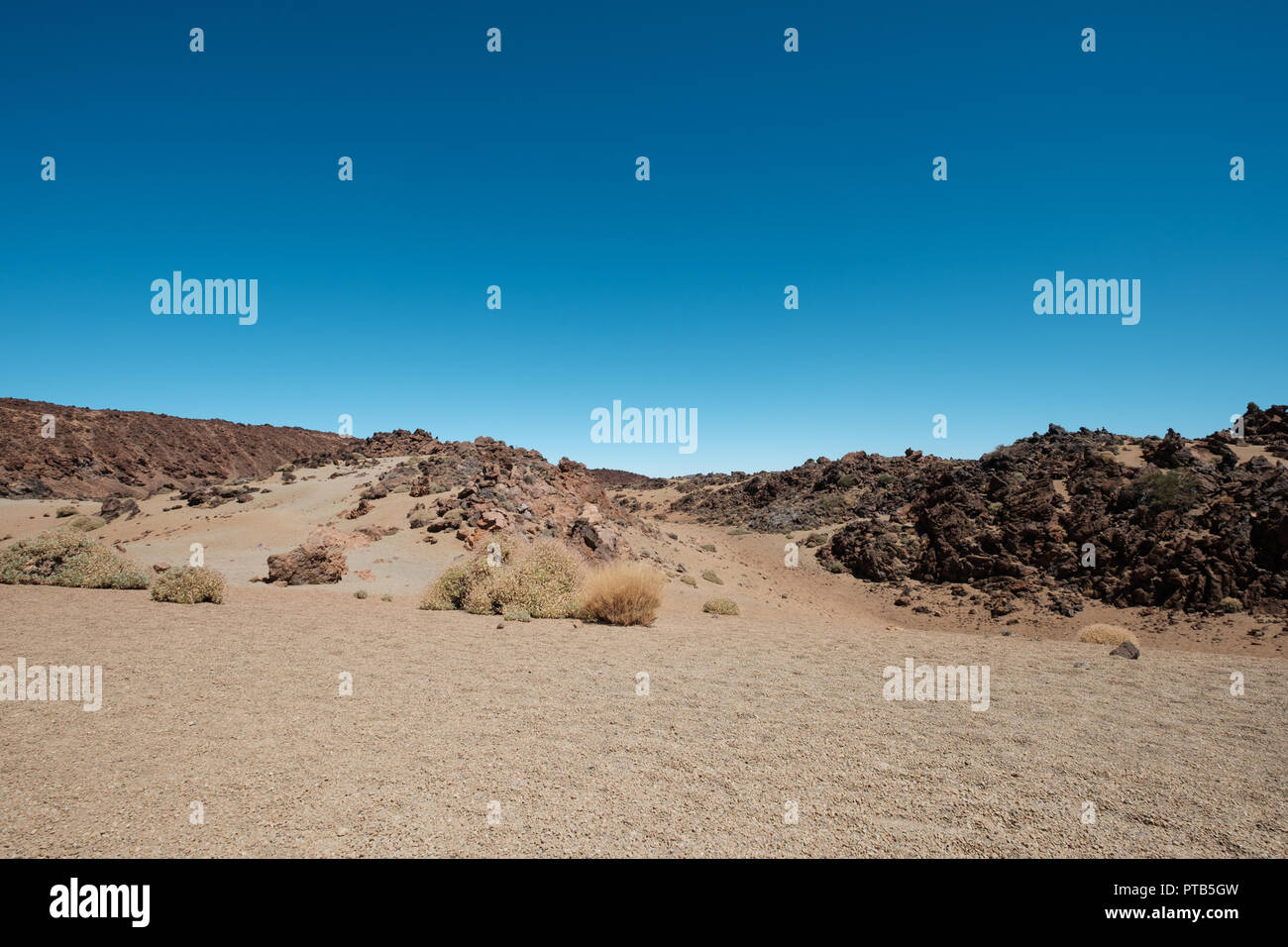 Steinige wüste Landschaft mit Felsen und blauem Himmel Platz kopieren Stockfoto