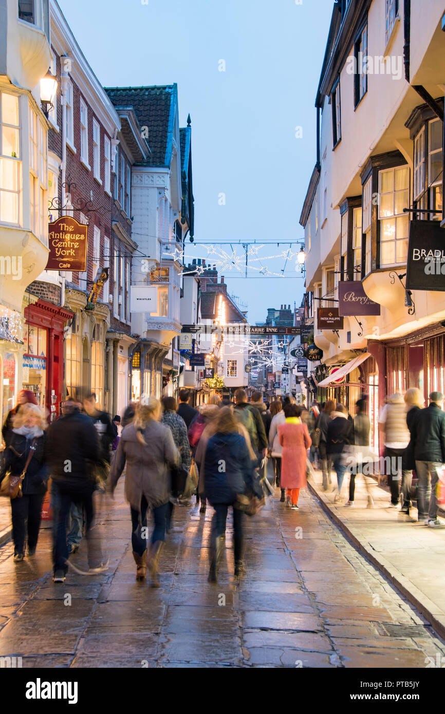 York, Großbritannien - 12 Dez 2016: A Christmas Shoppers throng der geschäftigen Fußgängerzone Gassen der historischen Altstadt von York am 12 Dez bei Stonegate, York Stockfoto
