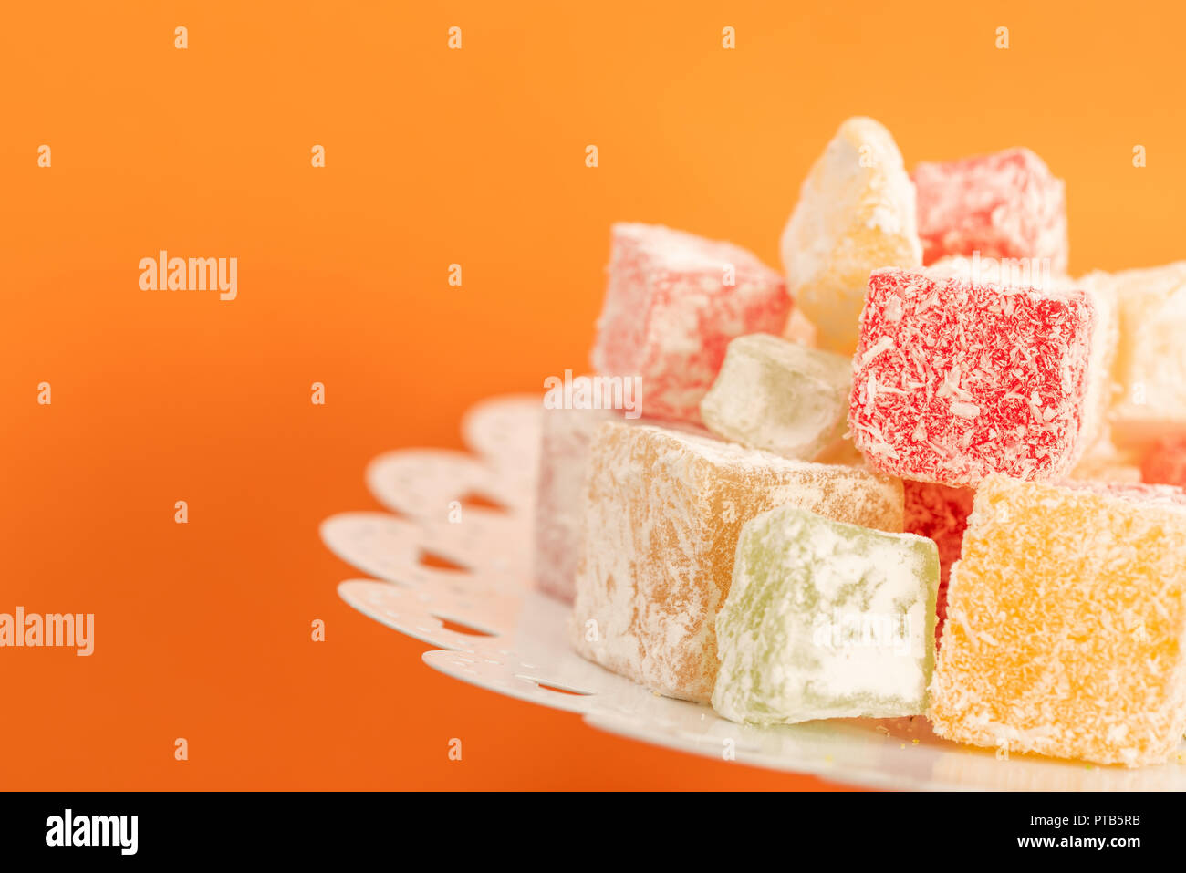 Farbenfroh und dellicious Turkish Delight auf orange Hintergrund isoliert Stockfoto