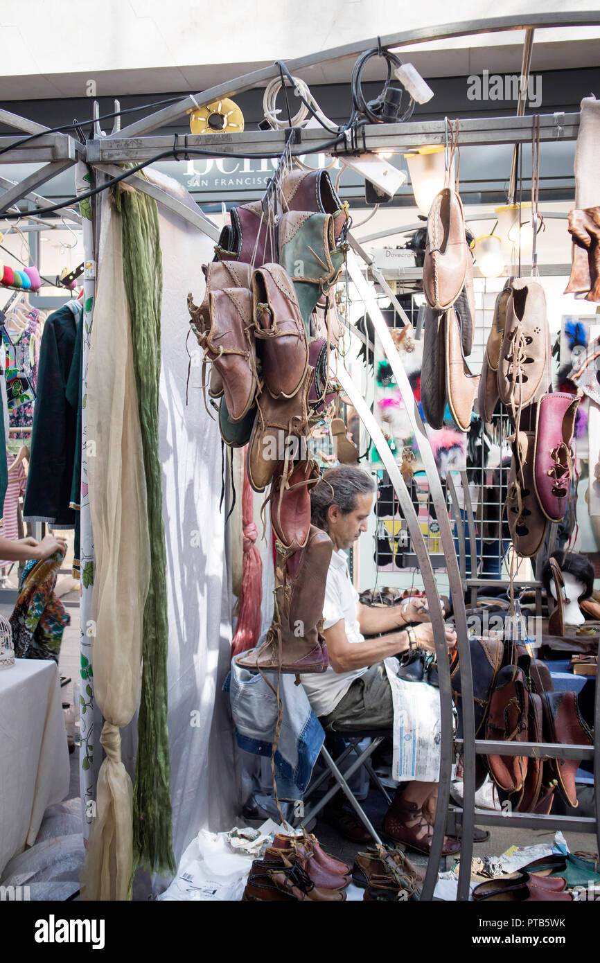 LONDON, Großbritannien - 14 September 2018: Shoemaker Schuhe aus Leder für Verkauf an den Spitalfields Market nähen Stockfoto