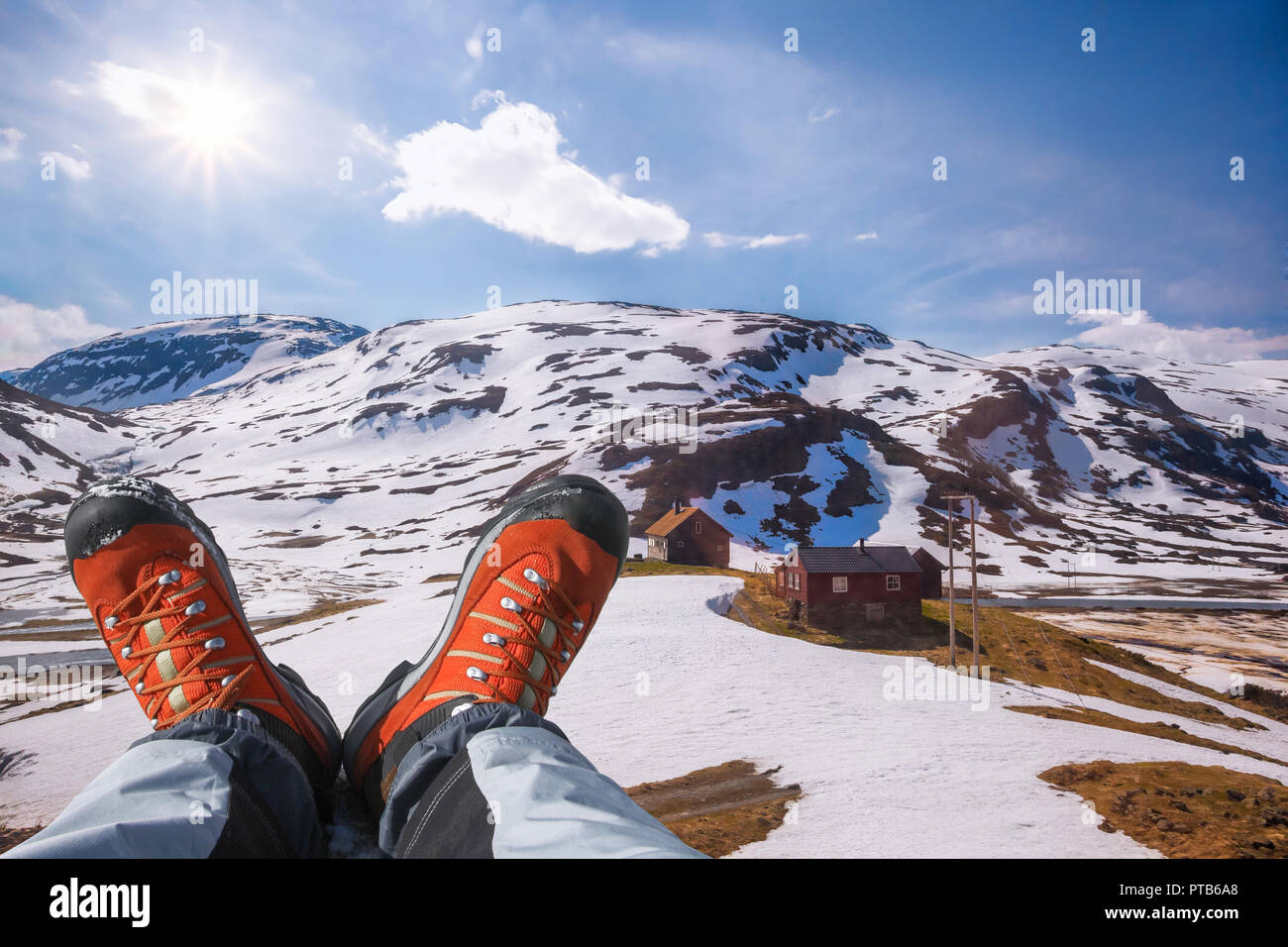 Wanderschuhe gegen Fjorden in Norwegen Stockfoto