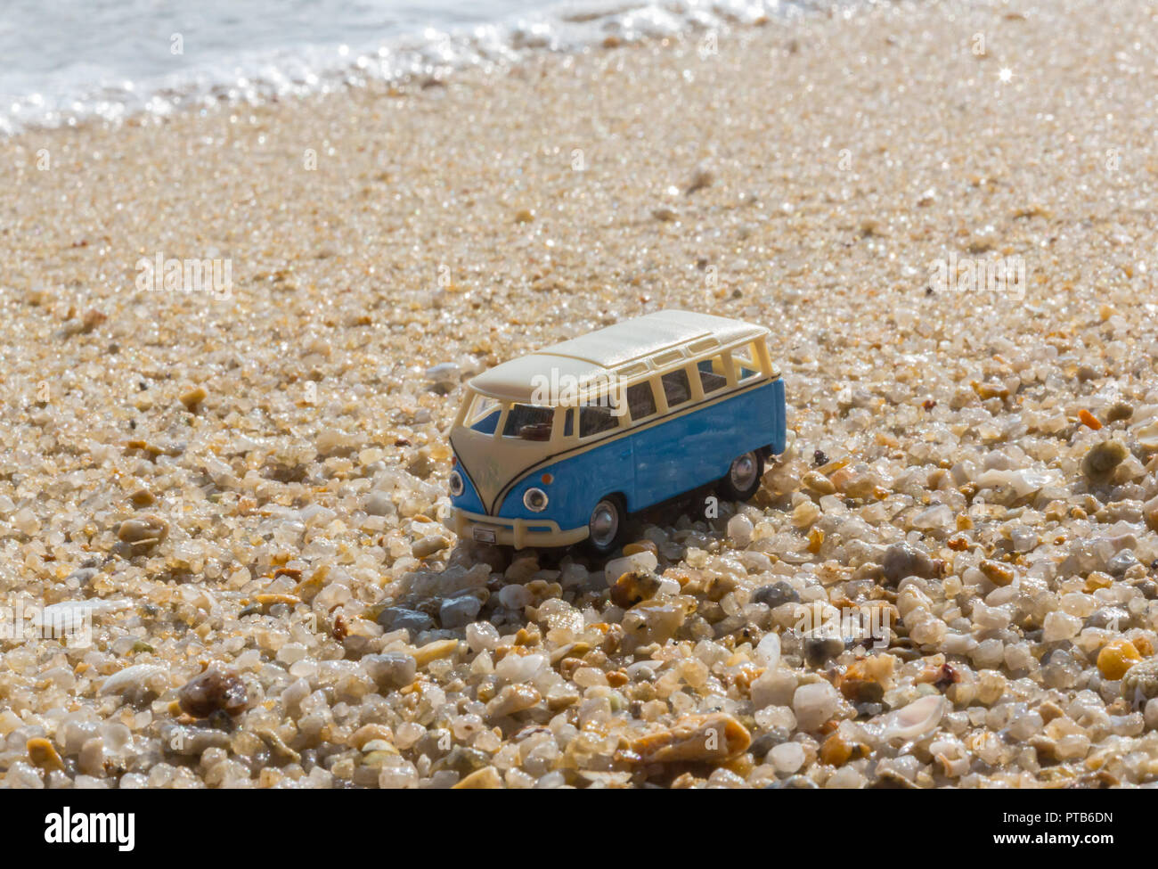 Sommer Urlaub auf der tropischen Insel auf dem Hintergrund Oldtimer van bus Volkswagen mit Koffer, schöne Natur mit Meer Ozean Wasser Stockfoto