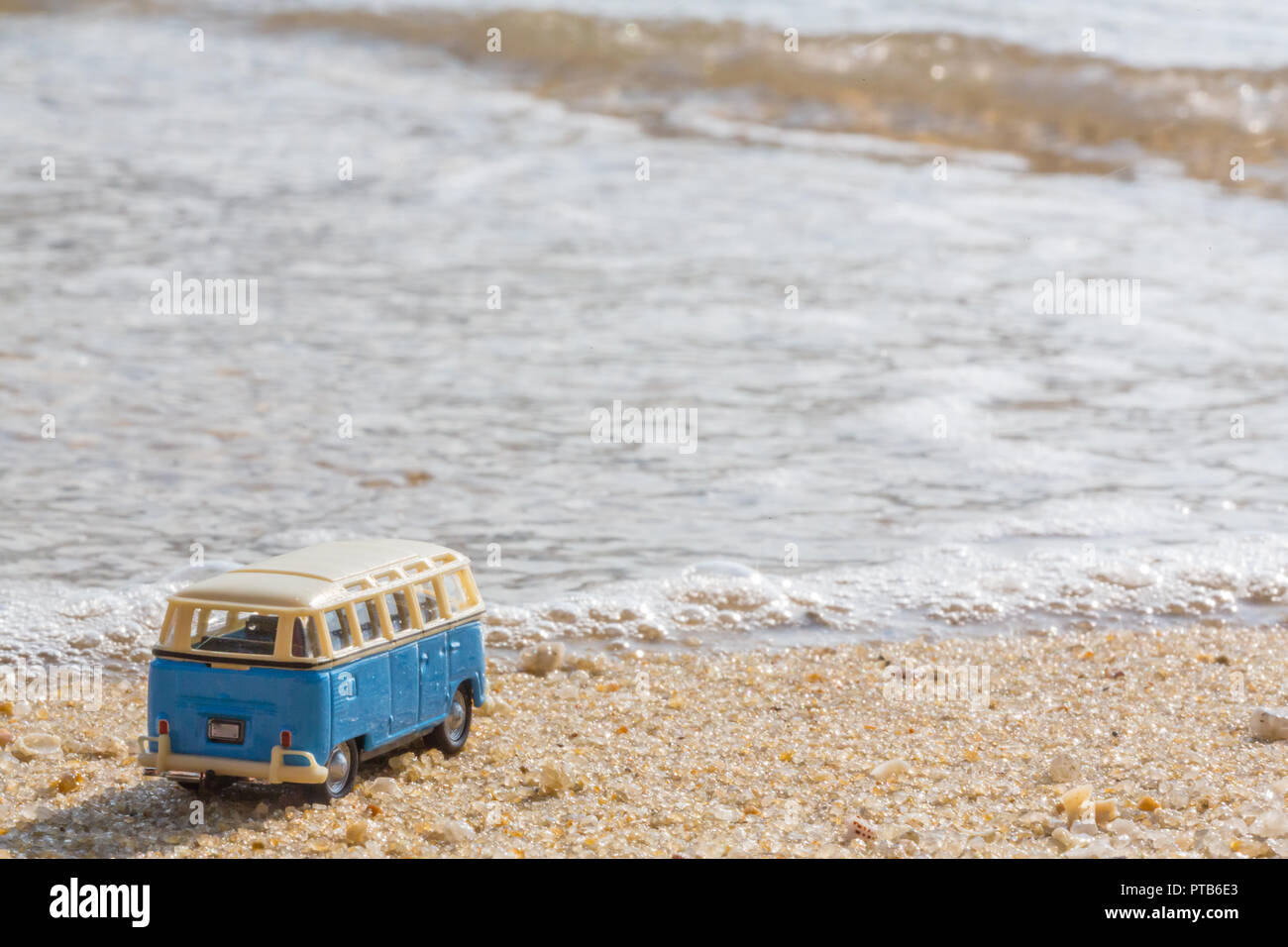 Sommer Urlaub auf der tropischen Insel auf dem Hintergrund Oldtimer van bus Volkswagen mit Koffer, schöne Natur mit Meer Ozean Wasser Stockfoto