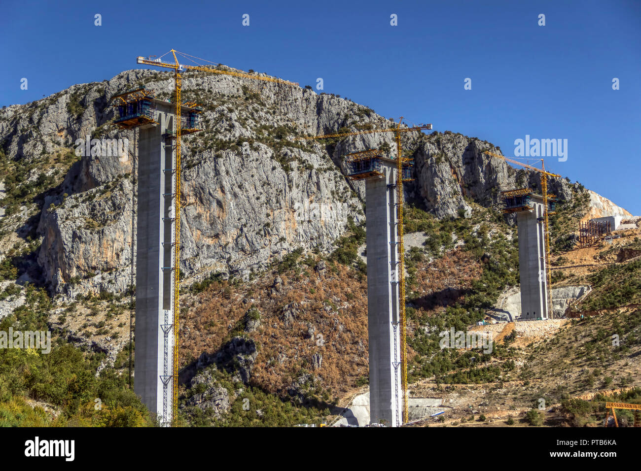 Montenegro, September 2018 - Bau der Unterstützung konkrete Säulen für die künftige Brücke über Moraca Canyon auf der Autobahn Bar-Boljare Stockfoto