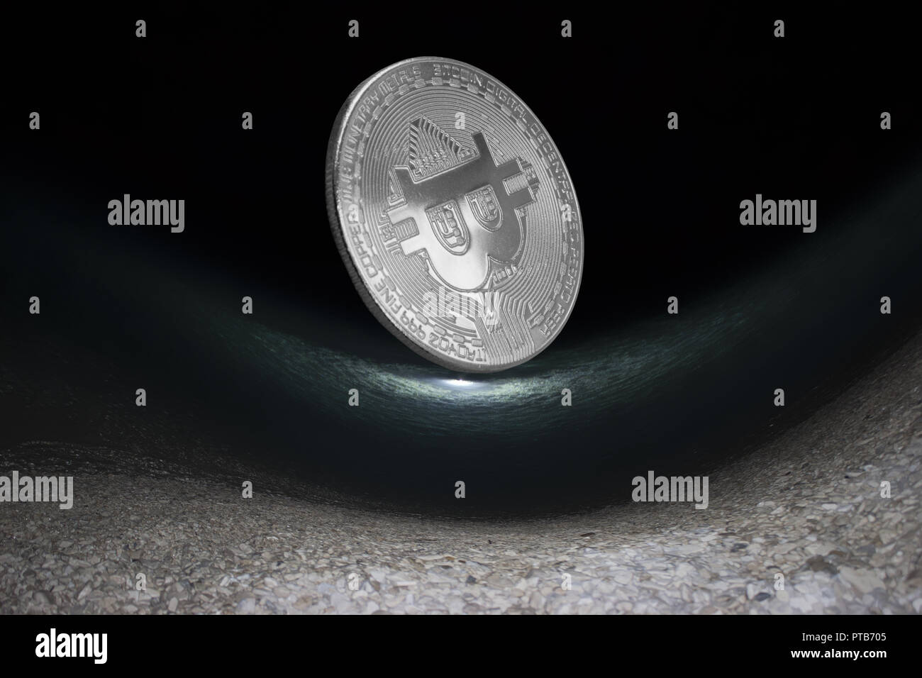 Abstrakte Foto von bitcoin am Meeresgrund. Silber münze einer virtuellen digitalen crypto Währung - bitcoin Stockfoto
