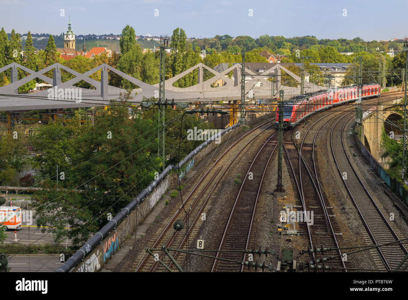 STUTTGART, DEUTSCHLAND - SEPTEMBER 15,2018: Bad Cannstatt Dies ist die Brücke mit Eisenbahnen für Züge, die vom Hauptbahnhof zum Bahnhof stat führend sind. Stockfoto