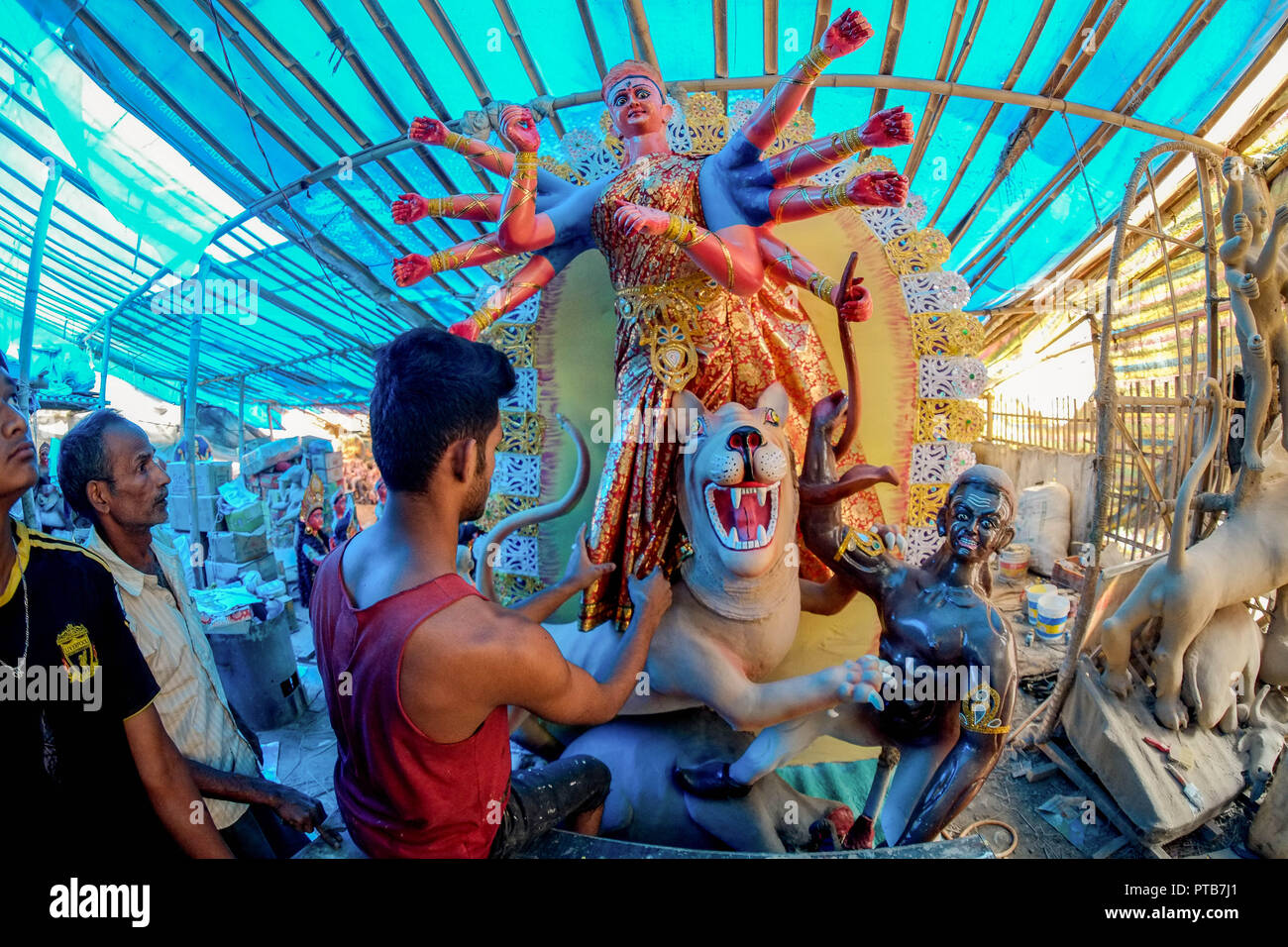 Ein Künstler schmückt ein Idol der hinduistischen Göttin Durga, die matriarchin von Macht und Wohlstand, vor Der dashain Festival. Dashain ist eines der größten Festivals von hinduistischen in Nepal gefeiert, während dieses Festivals nepalesischen Opfer Tier wie Ziegen, Büffel, Schafe, Hühner und Enten zu bieten und Anbetung hinduistische Göttin Durga und den Sieg über das Böse zu feiern. Stockfoto