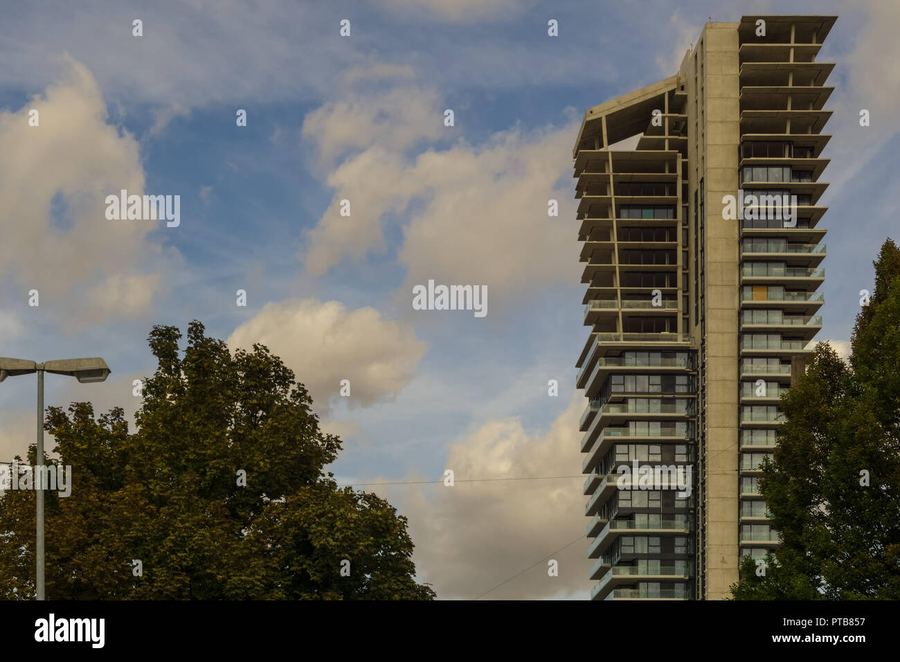 Ein modernes, unfertigen apartment Tower unten eine trübe, blauen Herbsthimmel Stockfoto