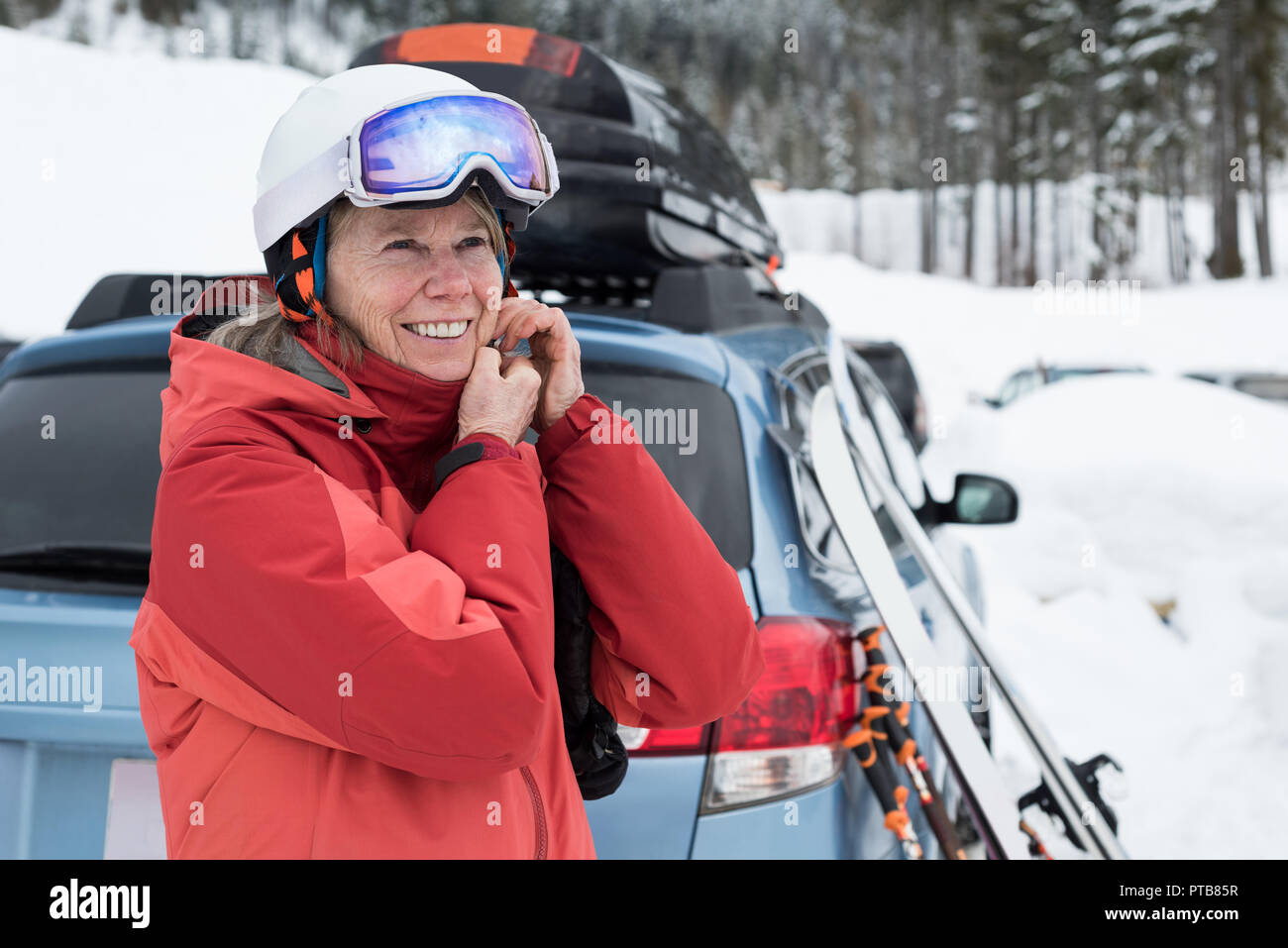 Ältere Frau mit Ski Helm Stockfoto