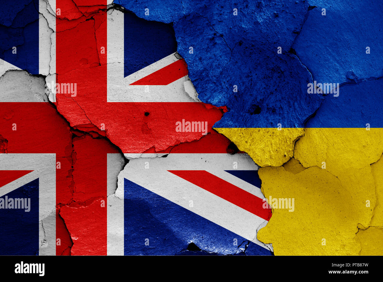 Flagge von Großbritannien und der Ukraine malte auf Risse an der Wand Stockfoto