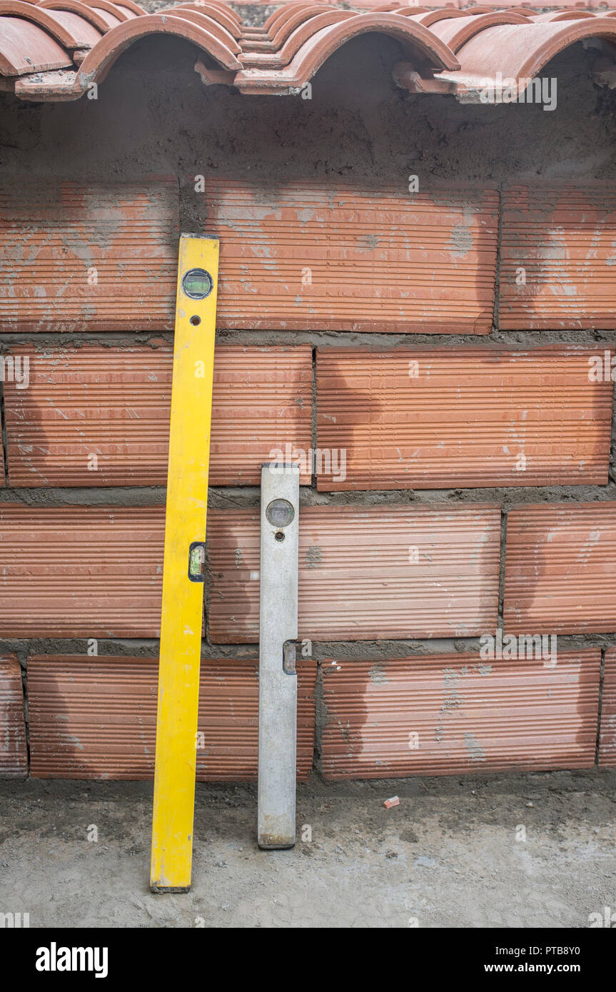 Wasserwaagen über vor kurzem brick wall Stockfoto