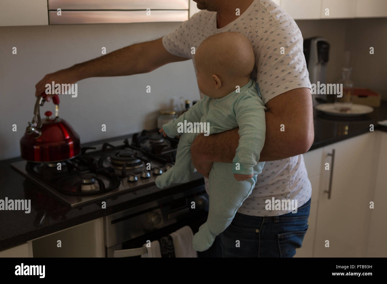 Vater und Baby boy Kaffee in der Küche Stockfoto