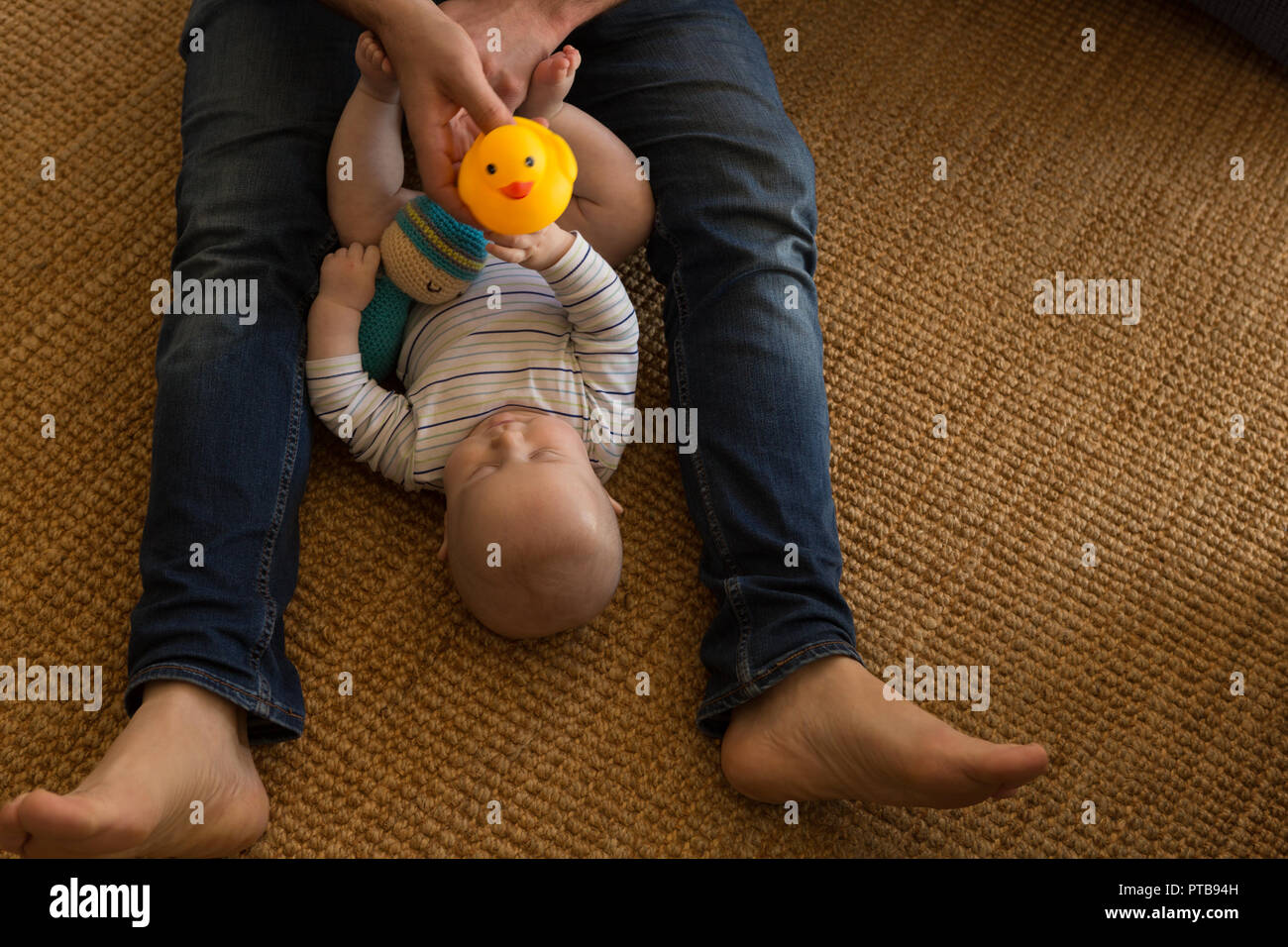 Vater und Baby boy mit Spielzeug spielen im Wohnzimmer Stockfoto