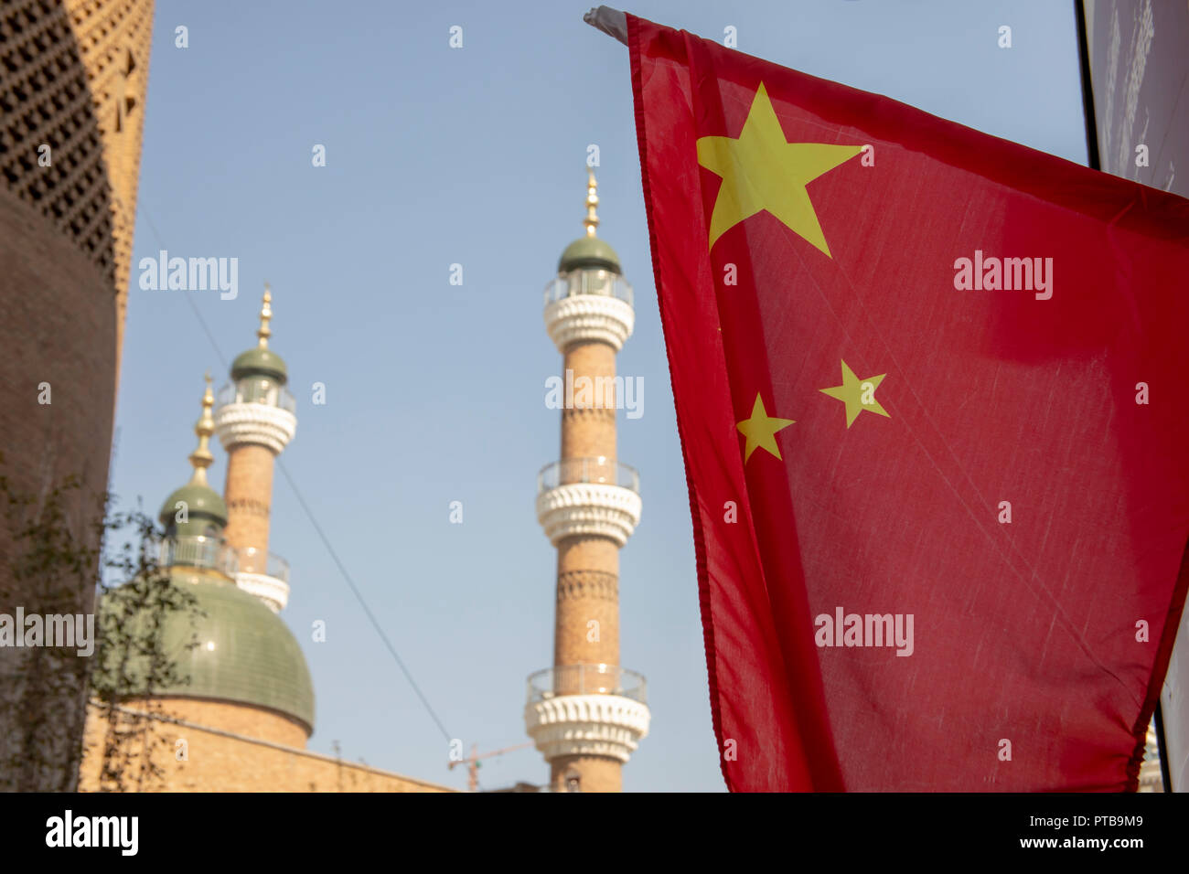 Chinesische Flaggen Neben Minarette Von Uigher Moschee Gegen Den